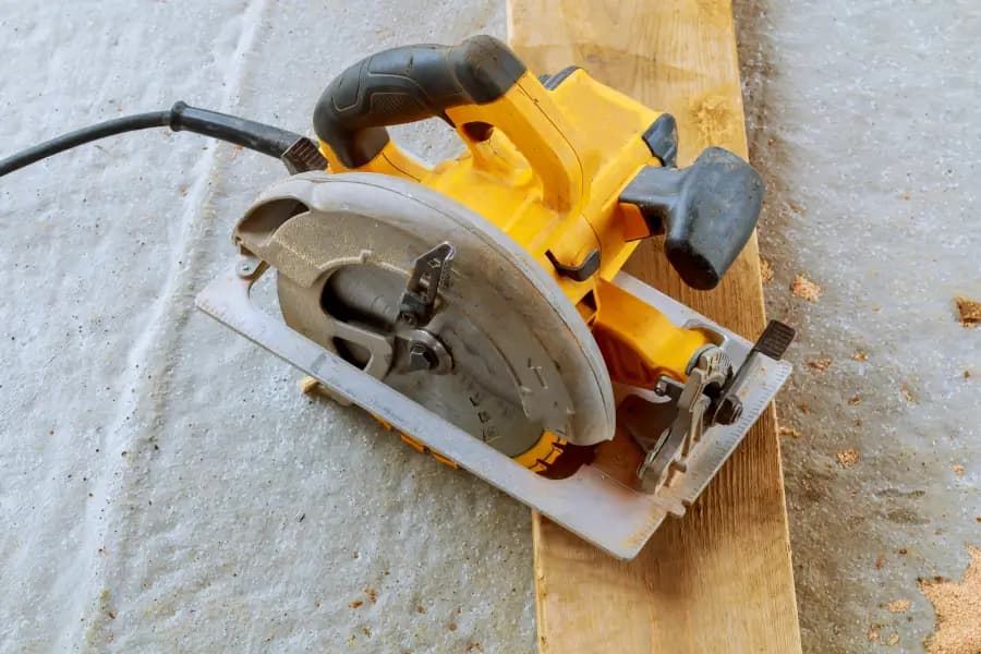 How to use a circular saw